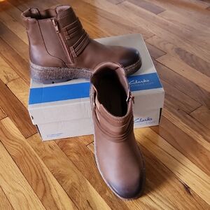 Clarks Noralyn Strap Tan Leather Cuir Brun Ankle Boots NIB NWT Size 9.5 M